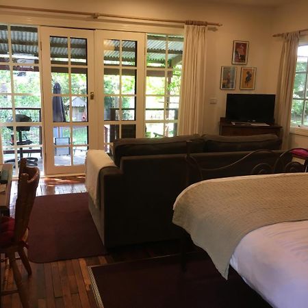 Stone'S Throw Cottage Bed And Breakfast Belgrave Exterior photo