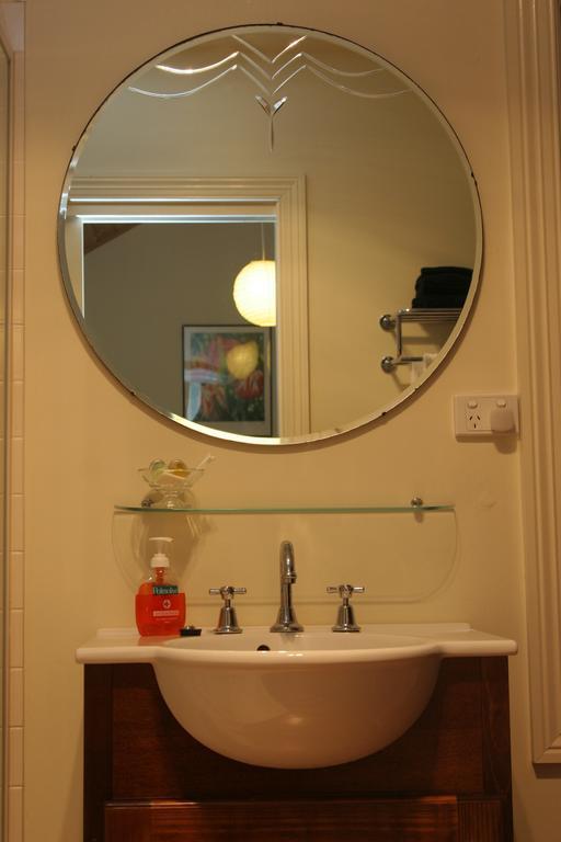 Stone'S Throw Cottage Bed And Breakfast Belgrave Room photo