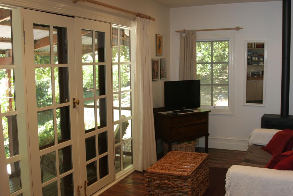 Stone'S Throw Cottage Bed And Breakfast Belgrave Room photo