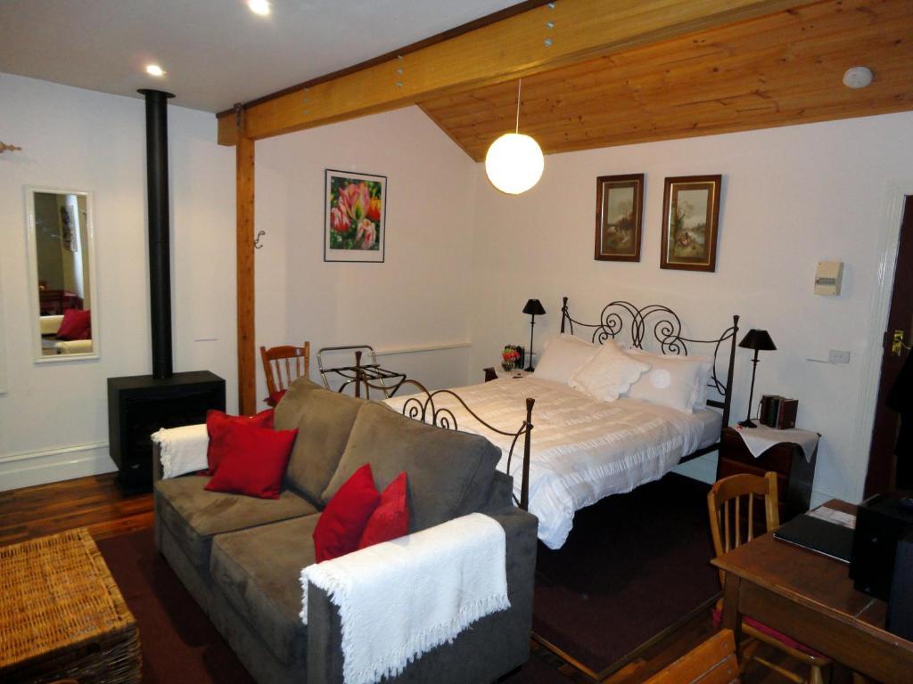 Stone'S Throw Cottage Bed And Breakfast Belgrave Room photo