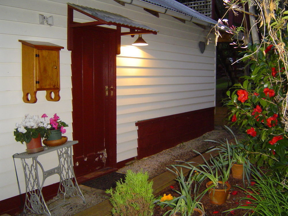Stone'S Throw Cottage Bed And Breakfast Belgrave Exterior photo