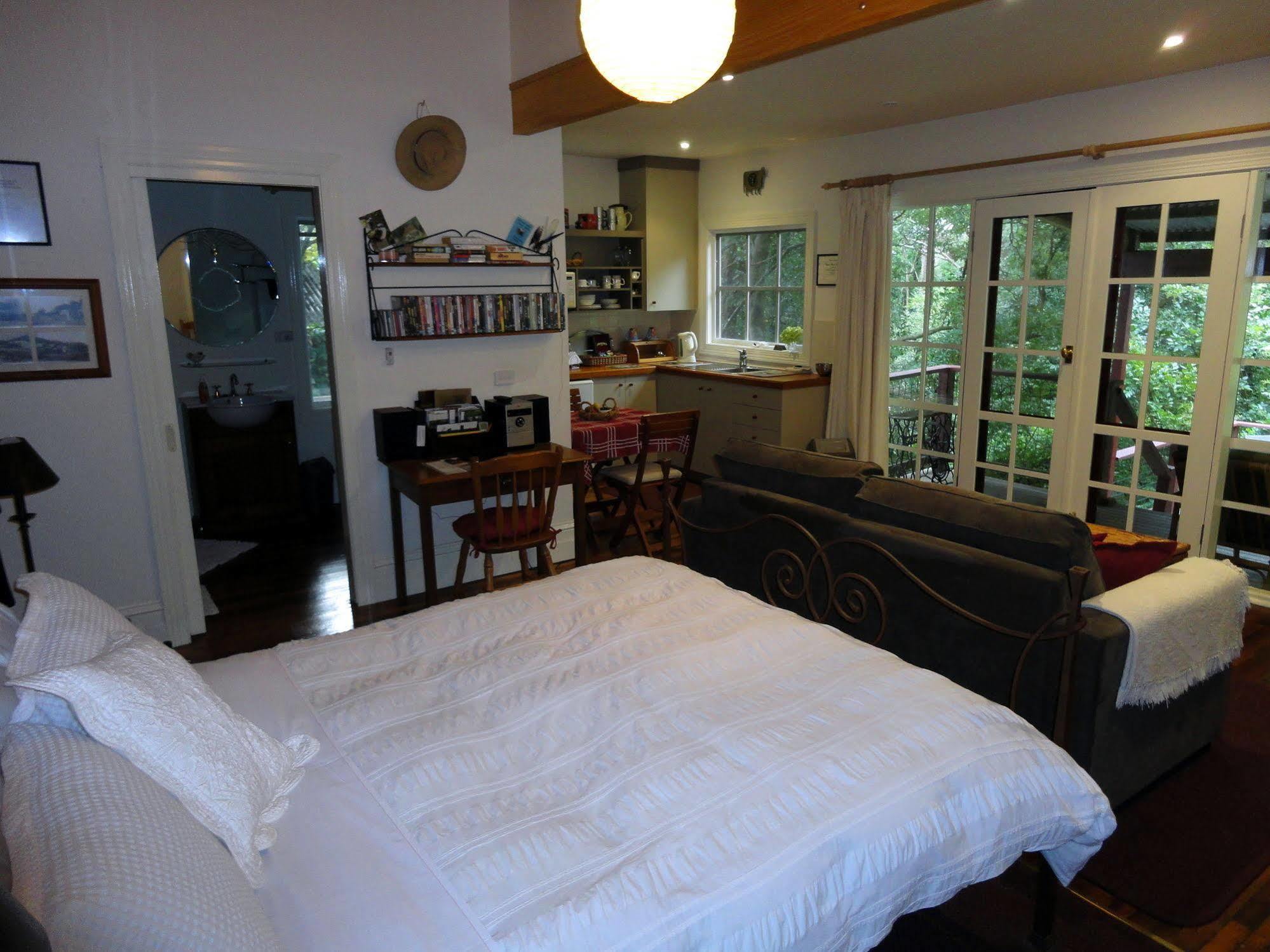 Stone'S Throw Cottage Bed And Breakfast Belgrave Exterior photo