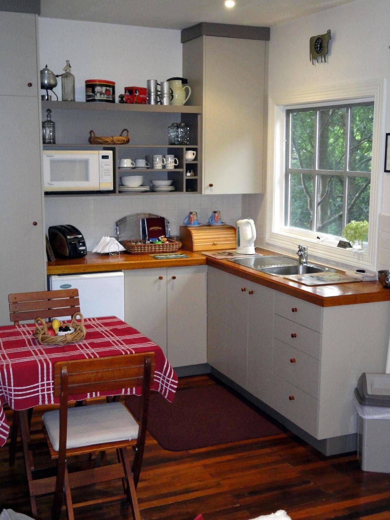 Stone'S Throw Cottage Bed And Breakfast Belgrave Exterior photo