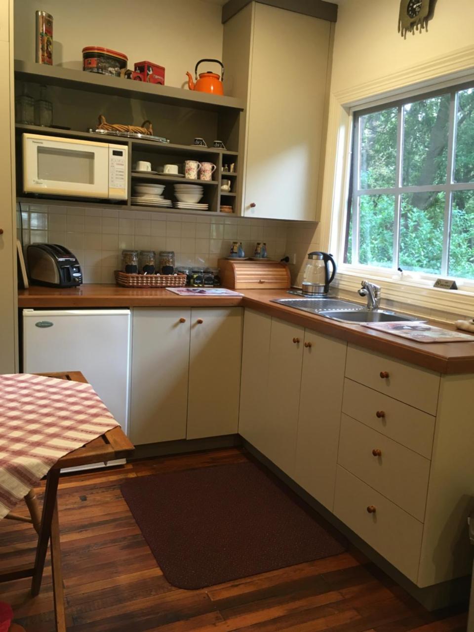 Stone'S Throw Cottage Bed And Breakfast Belgrave Exterior photo