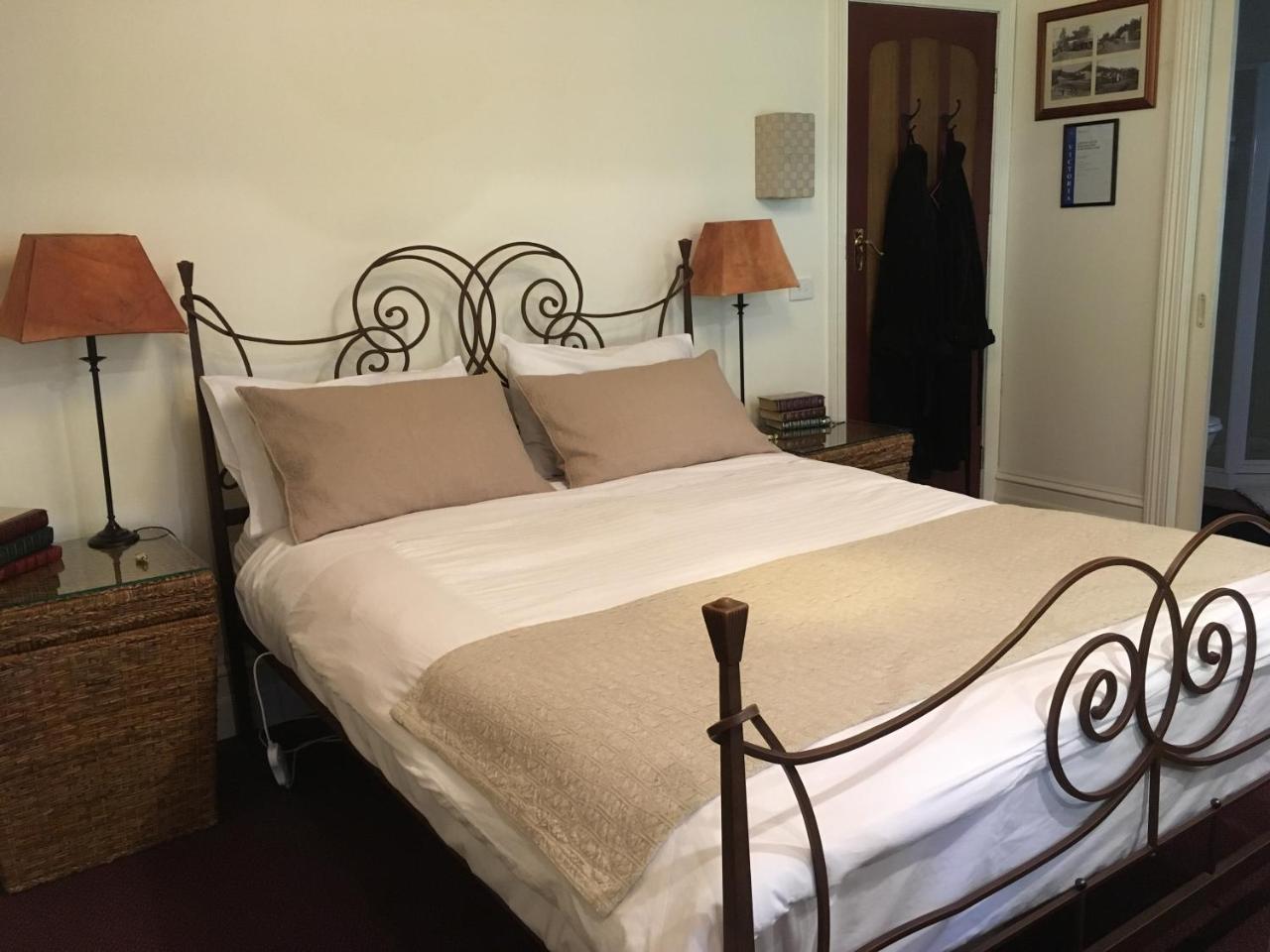 Stone'S Throw Cottage Bed And Breakfast Belgrave Exterior photo