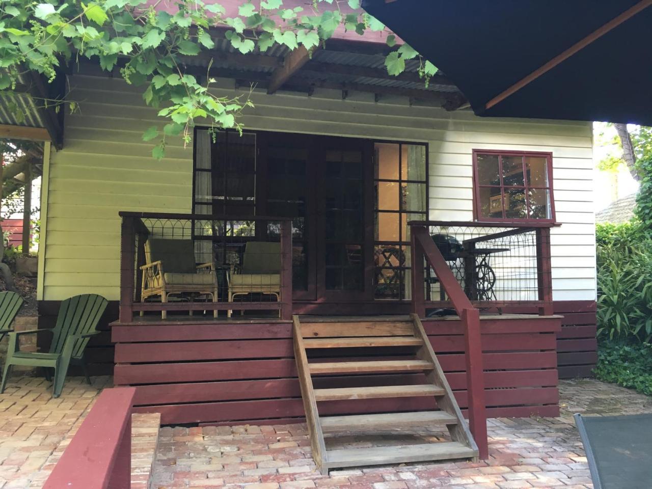 Stone'S Throw Cottage Bed And Breakfast Belgrave Exterior photo